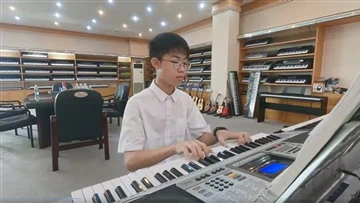 Od dzieci po dorosłych, ludzie mogą znaleźć satysfakcjonujące instrumenty muz...